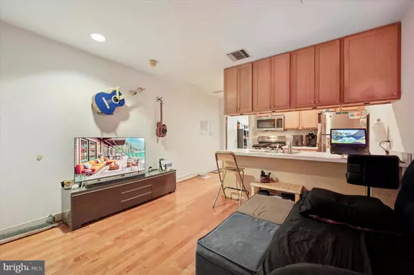 Philadelphia, PA 19107,1100-00 VINE ST #1409