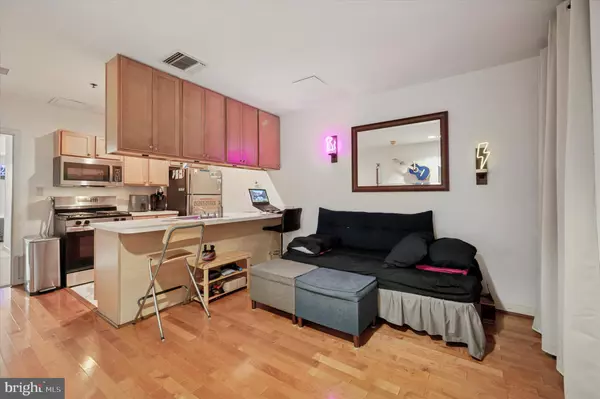 Philadelphia, PA 19107,1100-00 VINE ST #1409