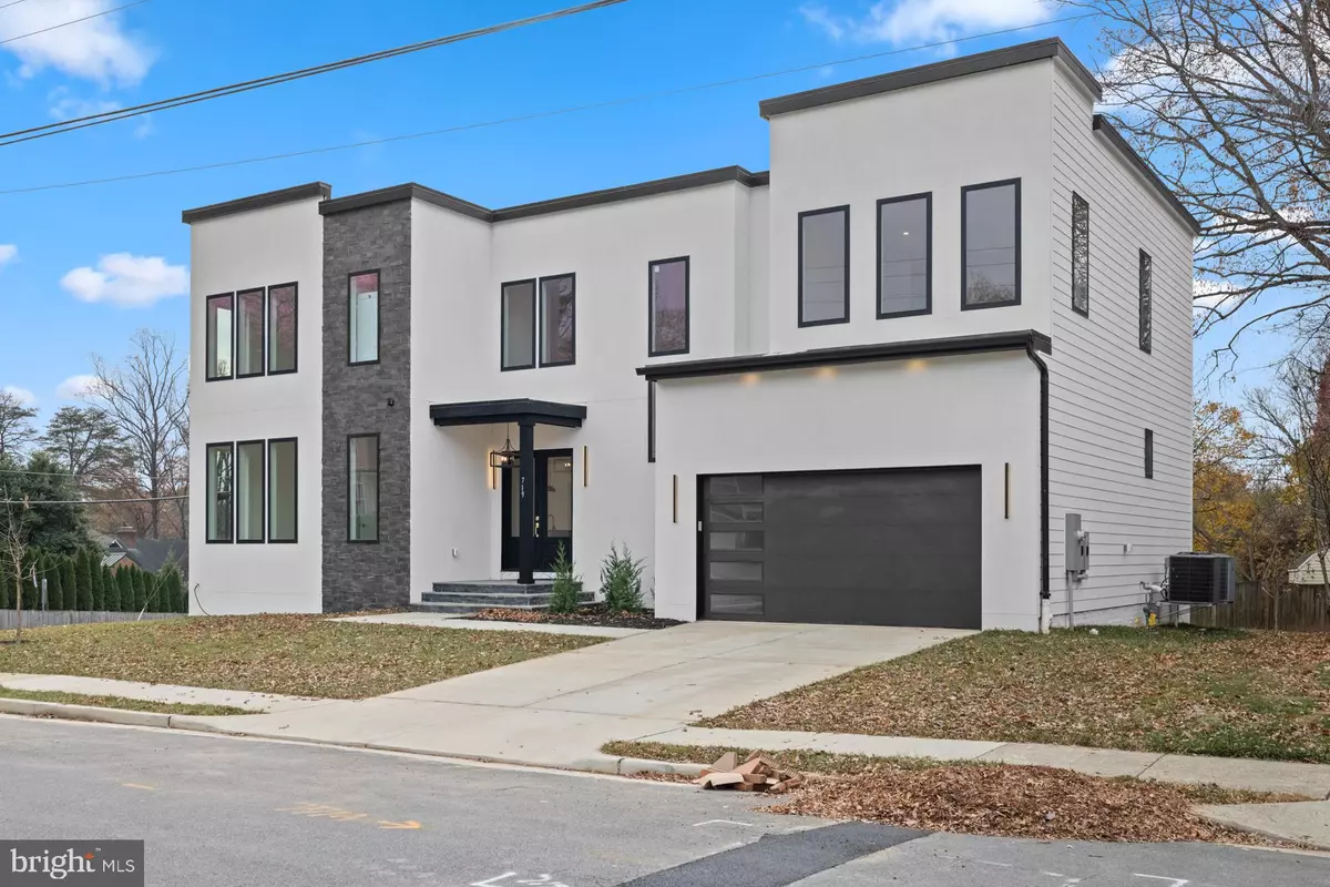 Vienna, VA 22180,719 MEADOW LN SW