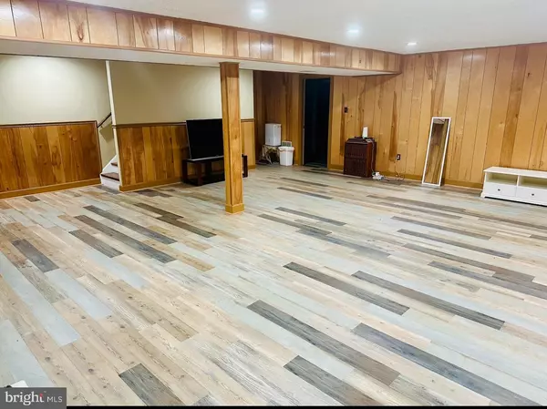 Falls Church, VA 22042,7428 MASON LN