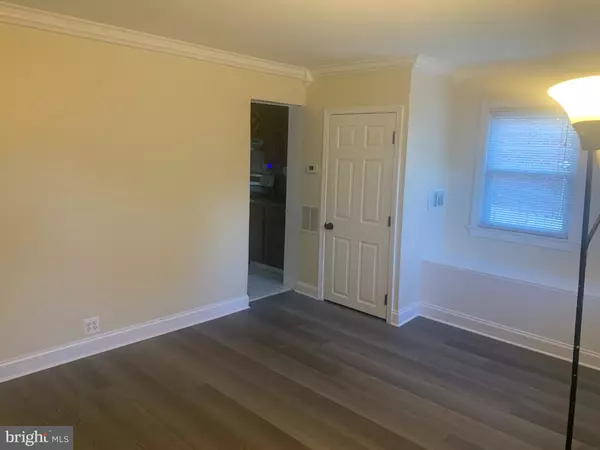 Hyattsville, MD 20783,6417 KNOLLBROOK DR #1