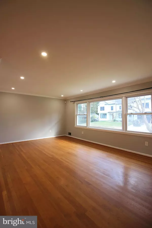 Vienna, VA 22180,102 YEONAS DR SE