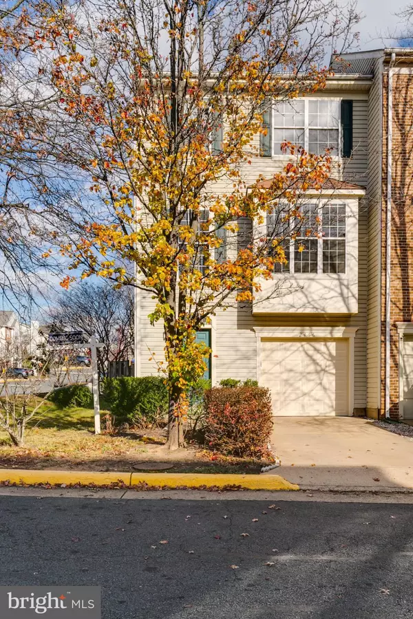 2466 CLOVER FIELD CIR, Herndon, VA 20171