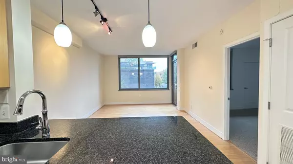 Arlington, VA 22201,2001 15TH ST N #320