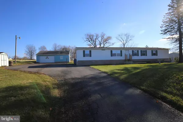 2437 LEBANON RD, Manheim, PA 17545