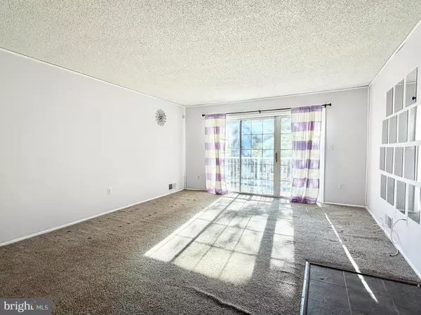 Hamilton, NJ 08619,82 VERSAILLES CT