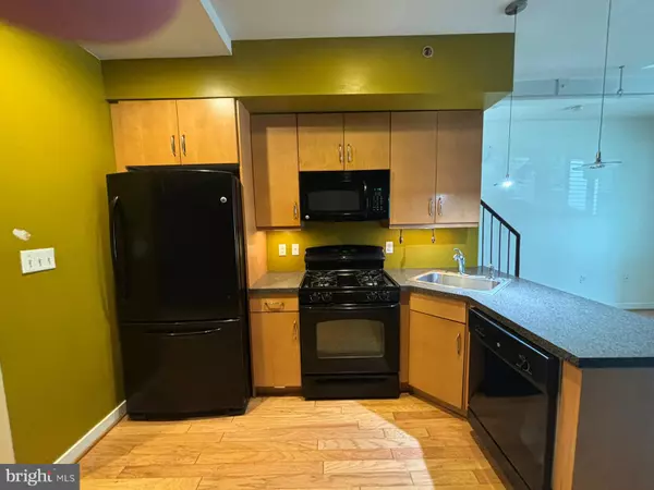 Trenton, NJ 08611,242 CENTRE #12