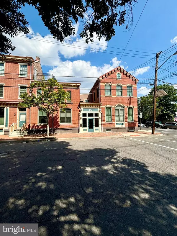 Trenton, NJ 08611,242 CENTRE #12