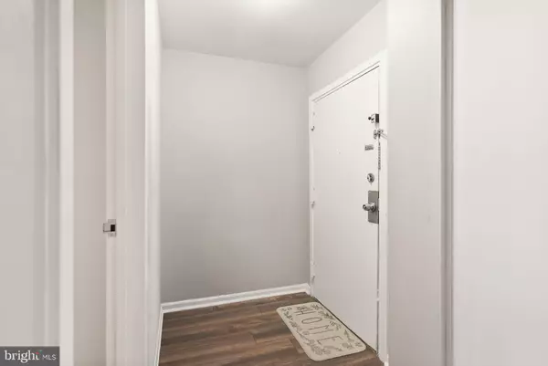 Fairfax, VA 22031,9728 KINGSBRIDGE DR #302