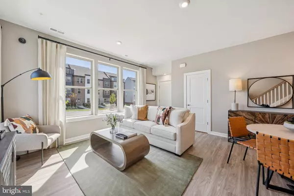 Dumfries, VA 22026,17810 SOUTHERN SHORES DR