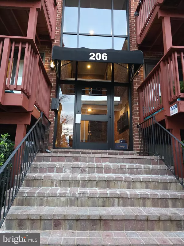 206 SKYHILL RD #8, Alexandria, VA 22314