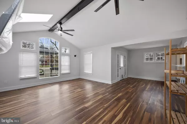 Hamilton, VA 20158,220 E COLONIAL HWY