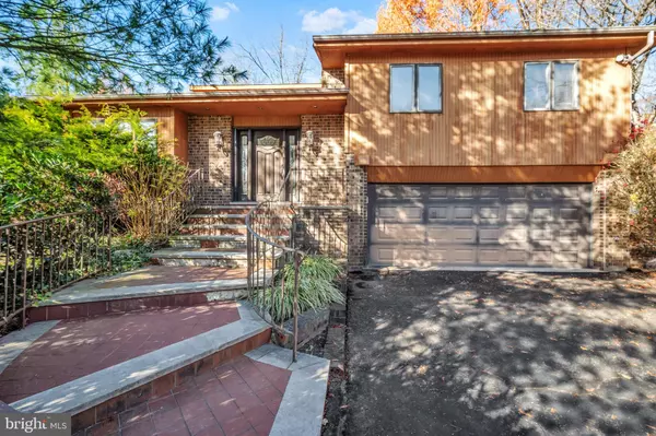 Philadelphia, PA 19115,16 S KINGS OAK LN