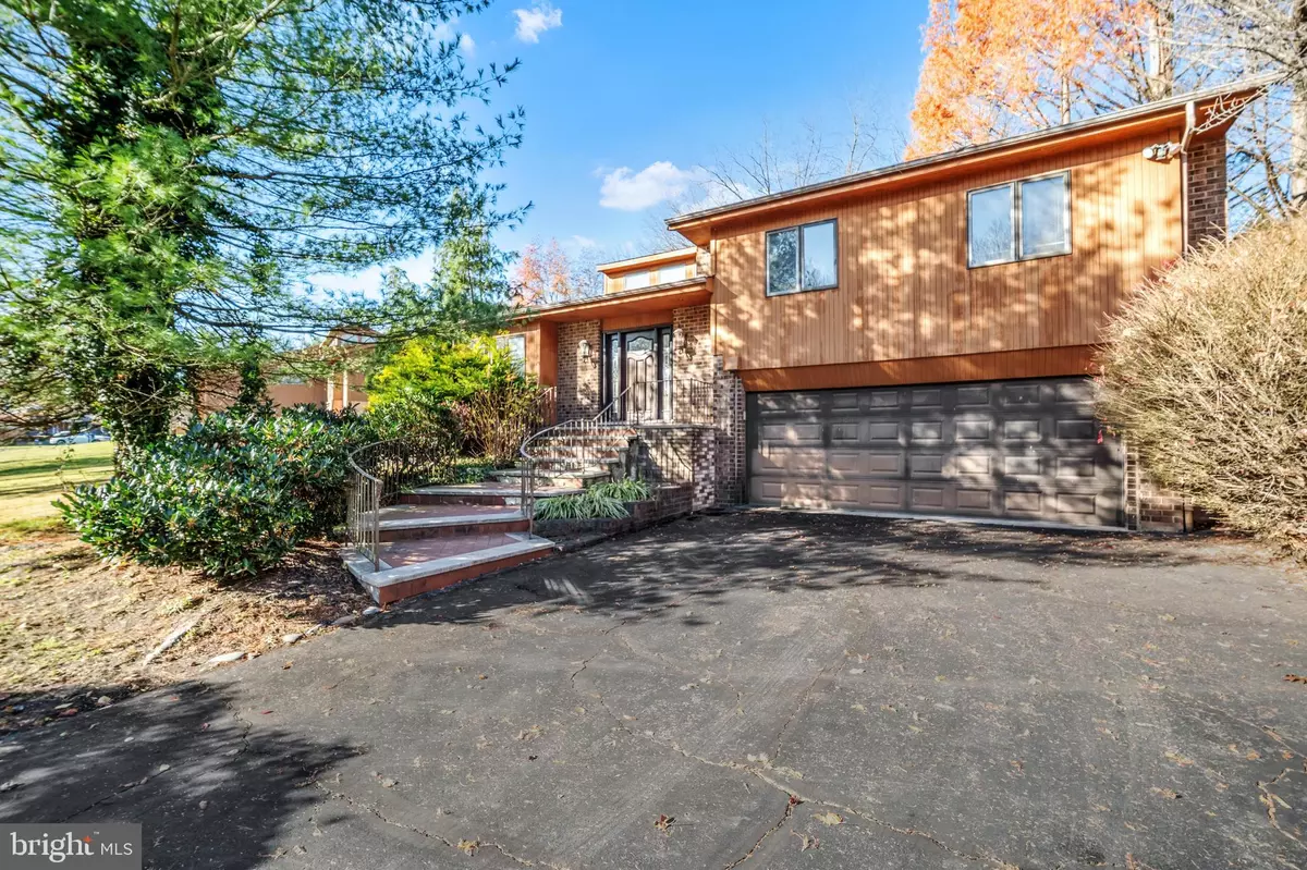 Philadelphia, PA 19115,16 S KINGS OAK LN