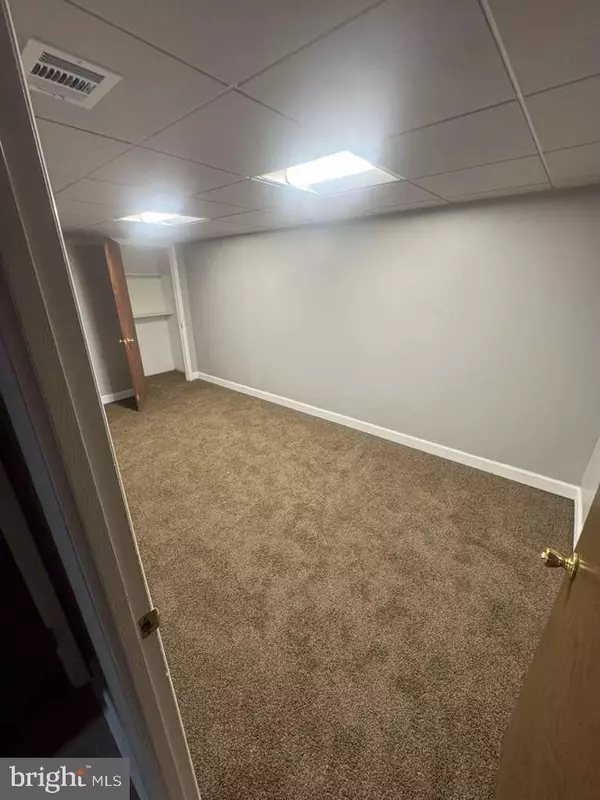 Clinton, MD 20735,6112 ARMOR DR