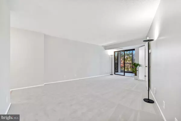 Alexandria, VA 22303,5902 MOUNT EAGLE DR #303