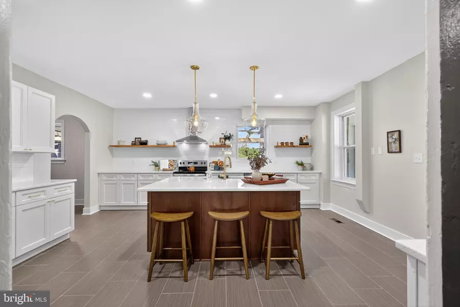 225 E CANAL RD, York, PA 17404