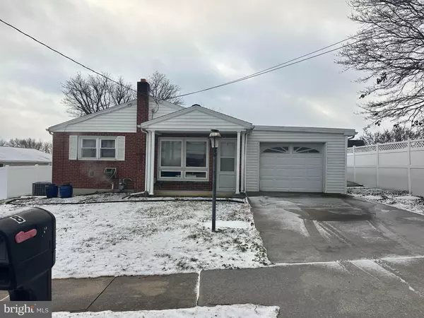 8 CEDARLYN DR, York, PA 17408