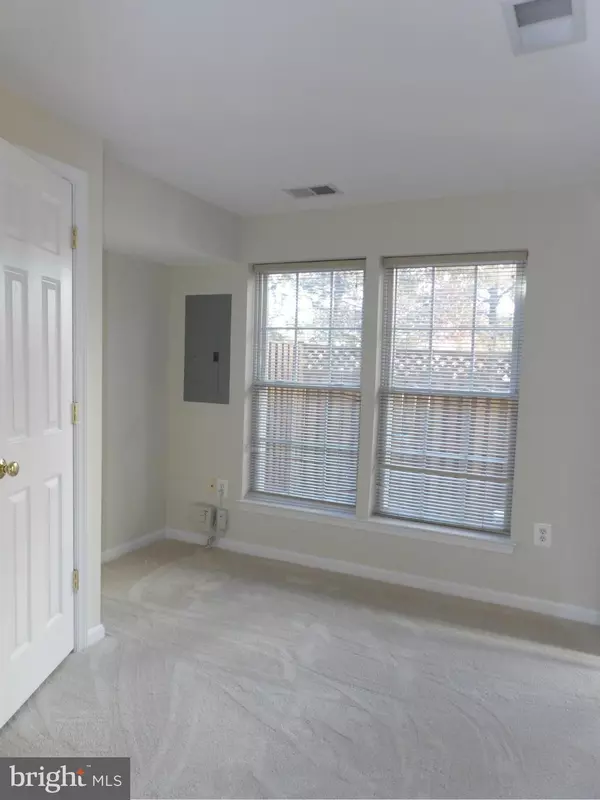 Fairfax, VA 22030,4142 FAIRFAX CENTER CREEK DR