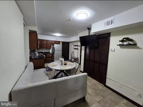 Philadelphia, PA 19106,230 MARKET ST #4