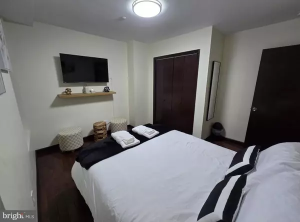 Philadelphia, PA 19106,230 MARKET ST #4