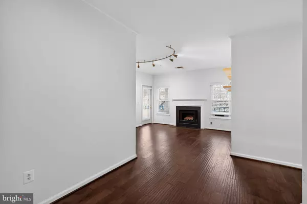 Reston, VA 20190,12016 TALIESIN PL #26