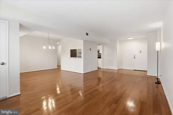 Alexandria, VA 22304,5340 HOLMES RUN PKWY #904