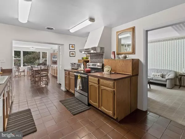 Clinton, MD 20735,8111 HOLLY LN