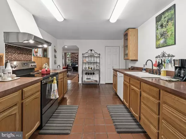 Clinton, MD 20735,8111 HOLLY LN