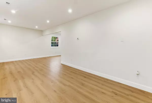 Williamstown, NJ 08094,114 S RIVER DR S