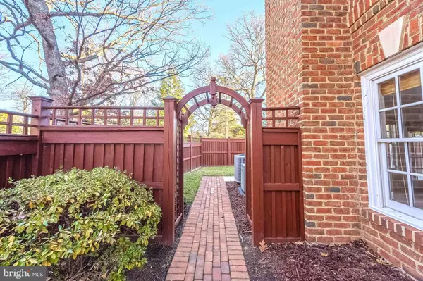 Vienna, VA 22182,2303 SAWTOOTH OAK CT