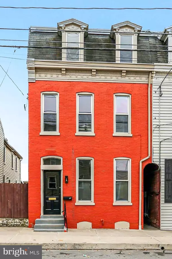 328 WALNUT ST, Columbia, PA 17512