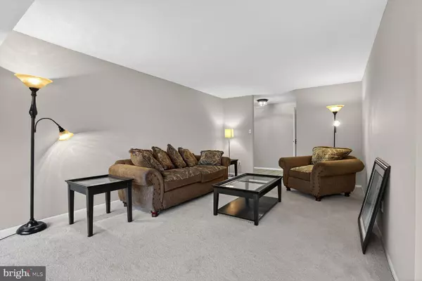 Reston, VA 20191,2063 ROYAL FERN CT #39/21B