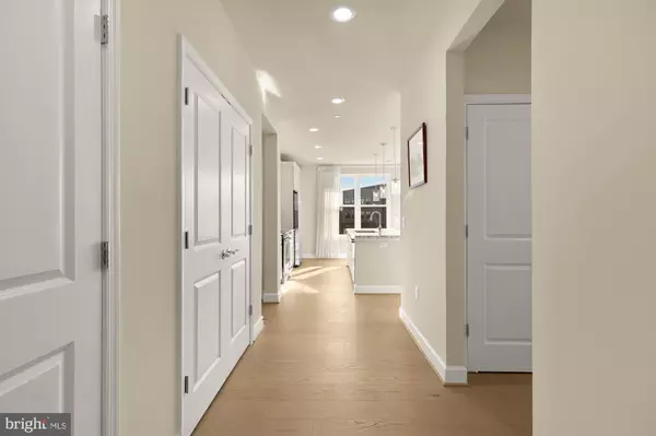 Fairfax, VA 22031,9555 SAINTSBURY DR #503