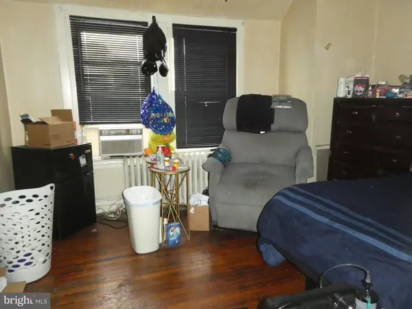 Philadelphia, PA 19138,956 E PRICE ST