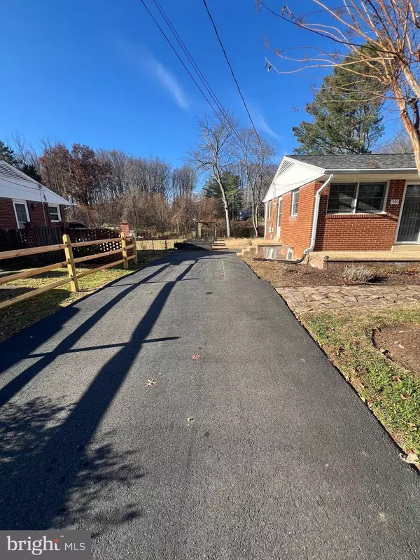 Vienna, VA 22180,401 MOOREFIELD RD SW