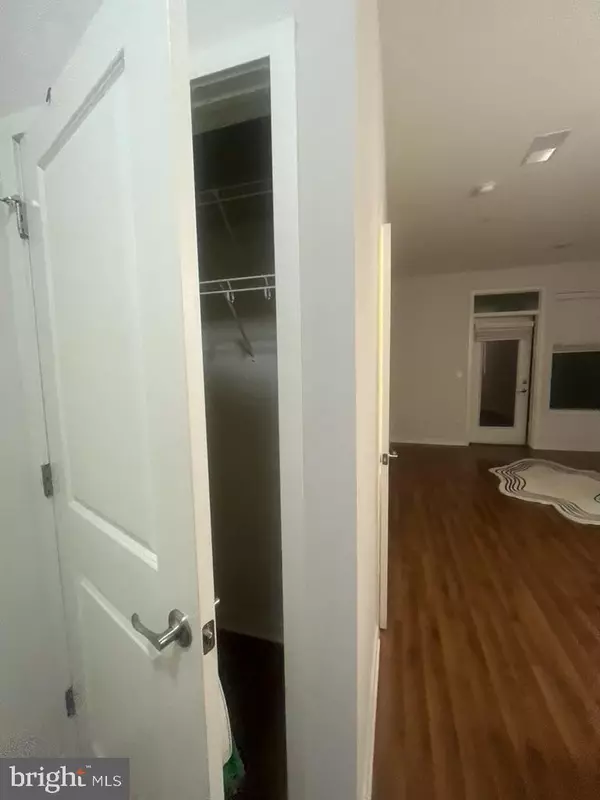 Philadelphia, PA 19106,401 RACE ST #129