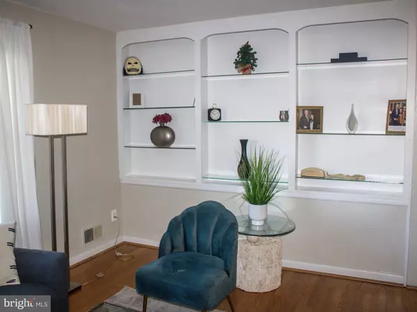 Falls Church, VA 22042,3314 DAUPHINE DR