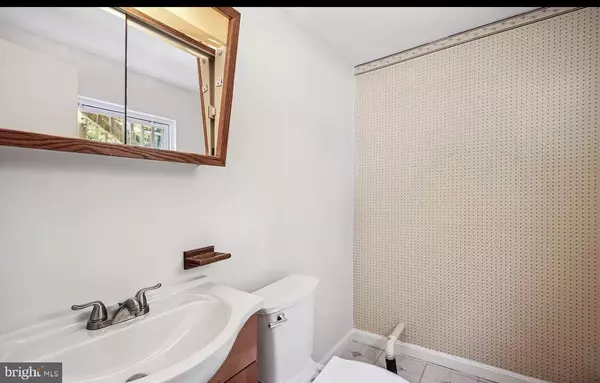 Glen Burnie, MD 21061,7997 NOLCREST RD