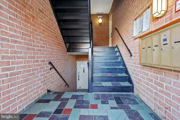 Gaithersburg, MD 20878,794 QUINCE ORCHARD BLVD #T-2