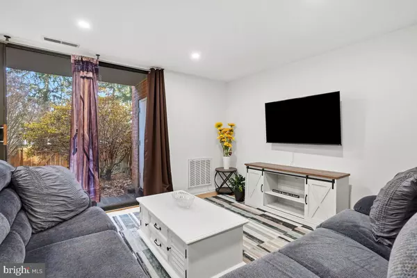 Gaithersburg, MD 20878,794 QUINCE ORCHARD BLVD #T-2