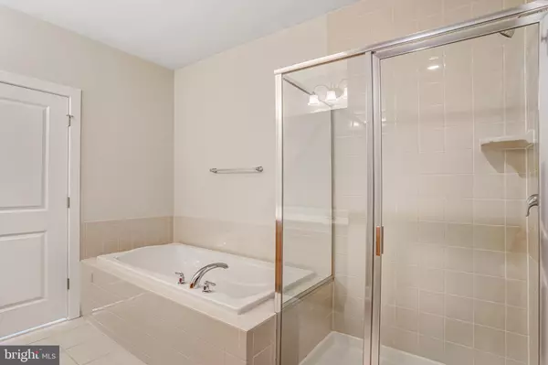 Fairfax, VA 22031,9523 BASTILLE ST #207