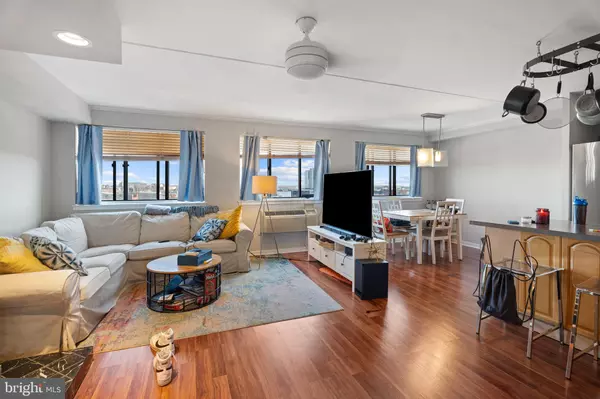 Philadelphia, PA 19147,200-10 LOMBARD ST #713