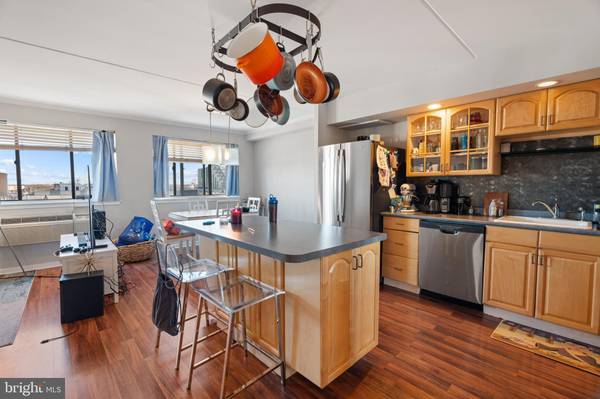 Philadelphia, PA 19147,200-10 LOMBARD ST #713