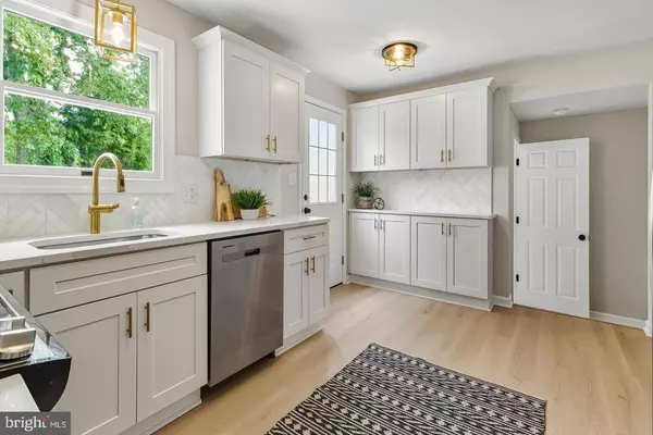 7 HALLEY LN, Sewell, NJ 08080