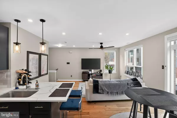 Conshohocken, PA 19428,912 RIVERPLACE DR #M