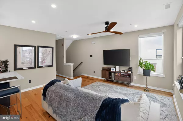 Conshohocken, PA 19428,912 RIVERPLACE DR #M