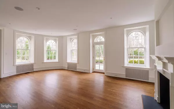 Philadelphia, PA 19118,422 W CHESTNUT HILL AVE