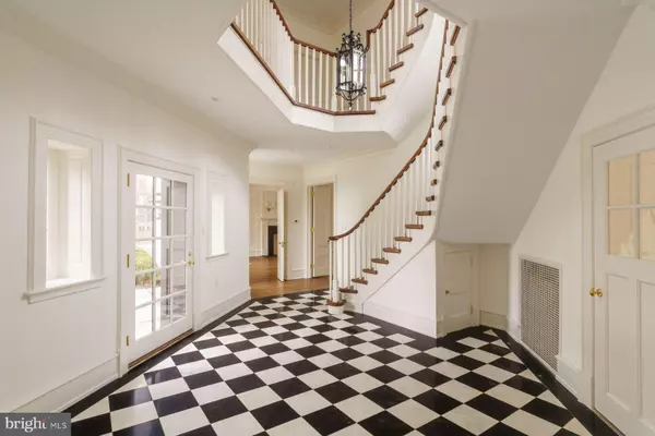 Philadelphia, PA 19118,422 W CHESTNUT HILL AVE