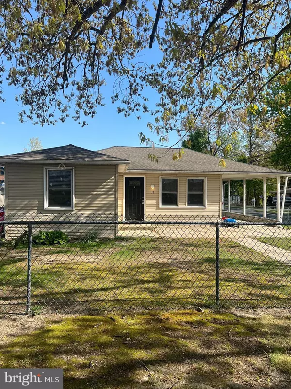 19 W MAIDEN LN, Somerdale, NJ 08083